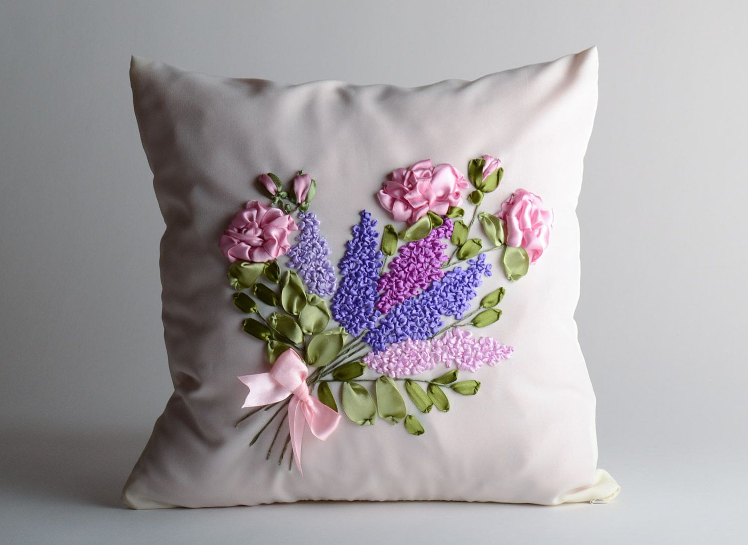 Белая наволочка на подушку ручной работы с объемными цветами из атласных лент фото 1