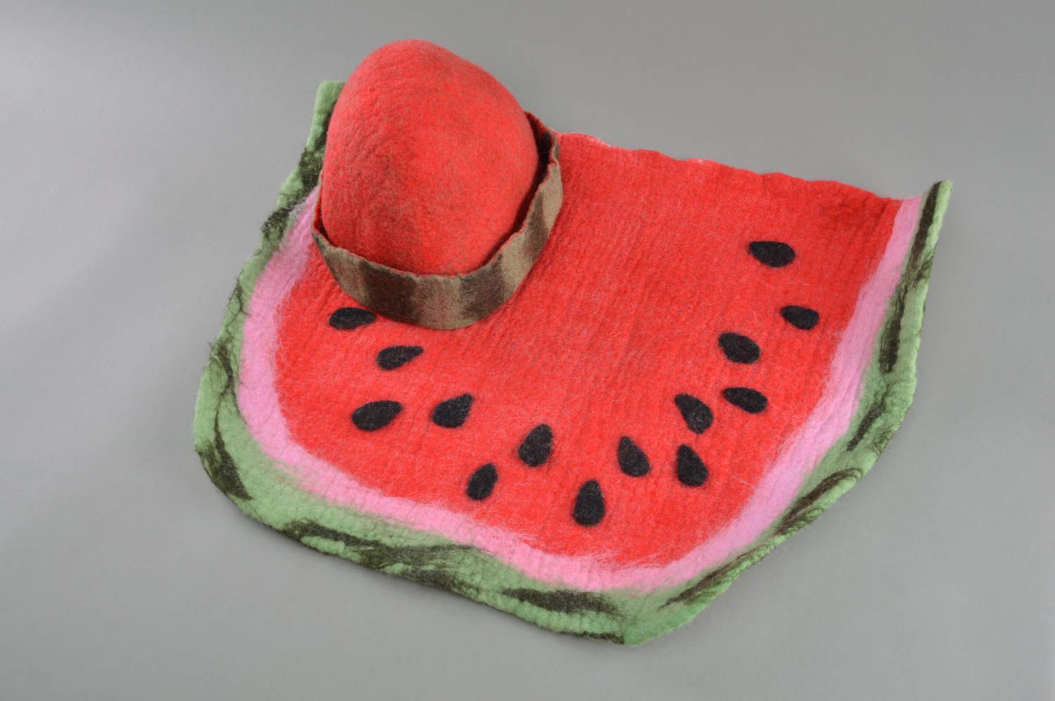 Bonnet et tapis en laine naturelle feutrée pour sauna faits main design pastèque photo 2