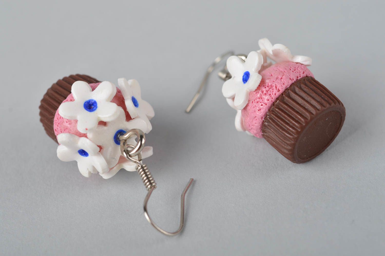 Модные серьги украшение ручной работы серьги из полимерной глины Кексы с цветами фото 3