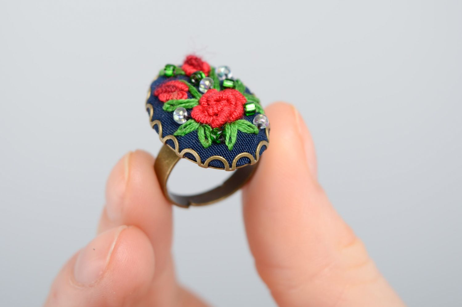 Крупное кольцо с вышивкой рококо ручной работы  фото 3
