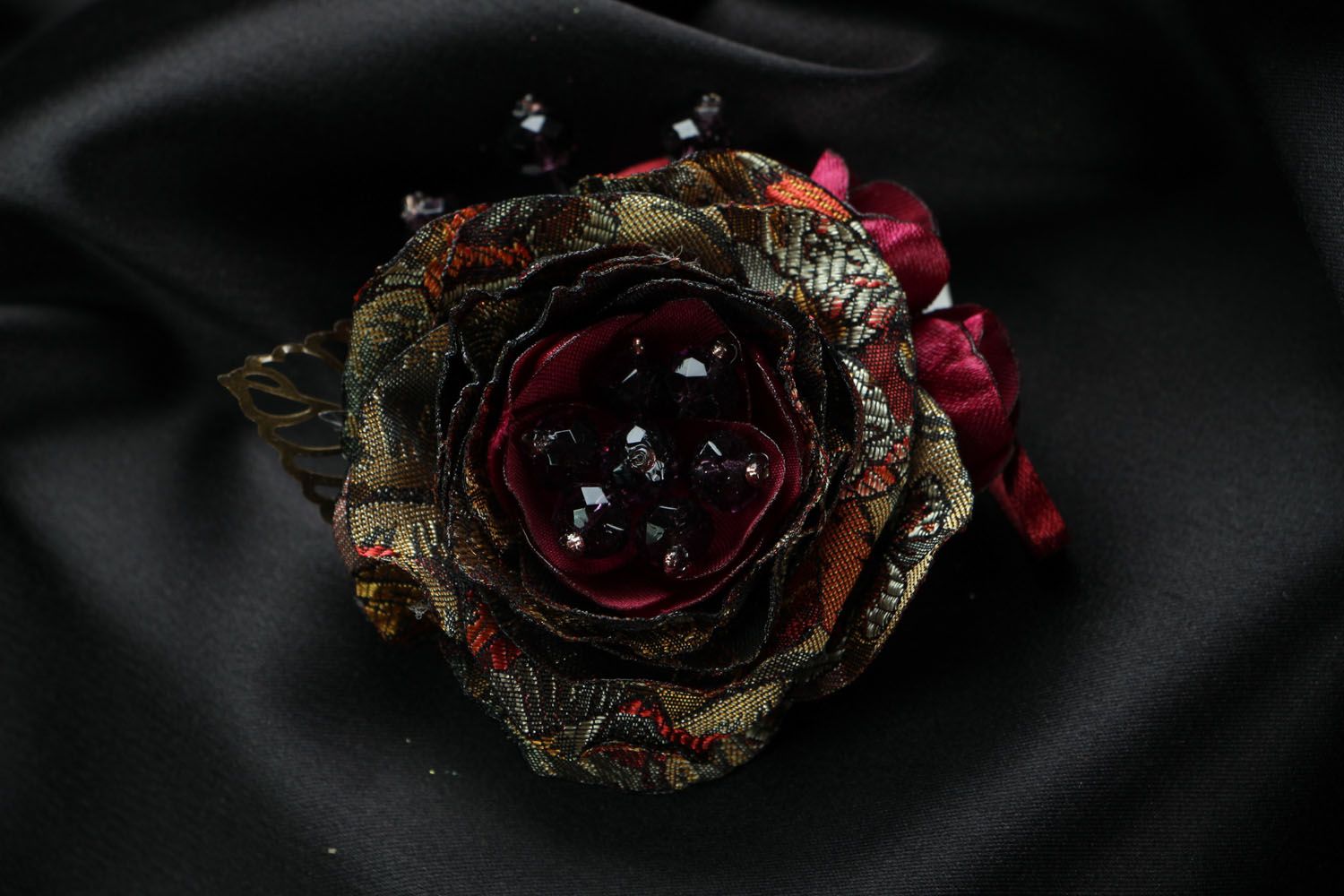Текстильная брошь в виде розы фото 1