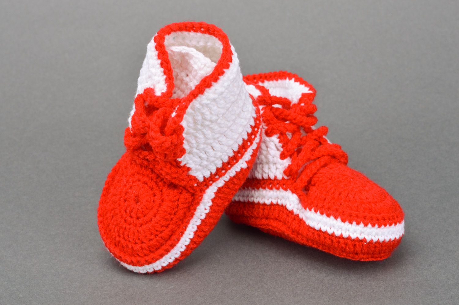 Chaussons tricotés au crochet rouge-blanc à lacets faits main pour bébé Baskets photo 2