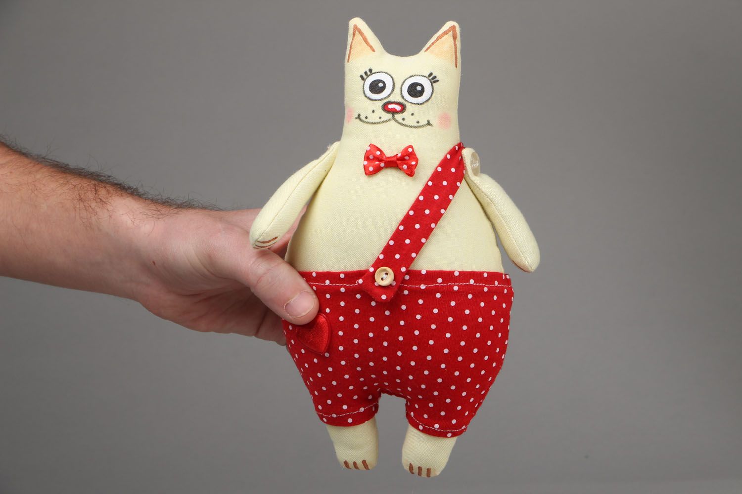 Brinquedo macio de tecido Gato em calças vermelhas foto 4