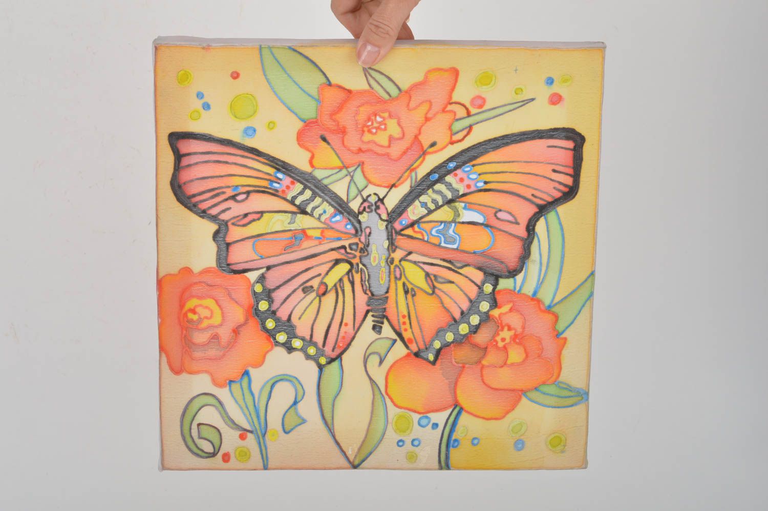 Красочная картина в технике холодного батика ручной работы Бабочка в розах фото 3