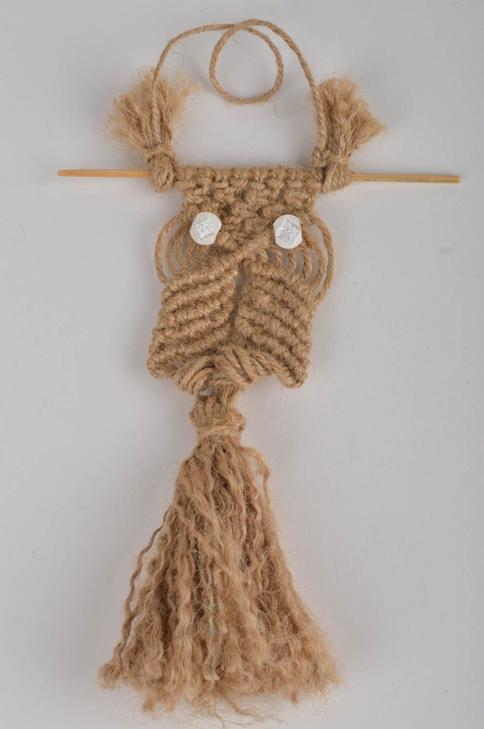 Маленькое бежевое плетеное панно из бечевки в виде совы для декора дома фото 2