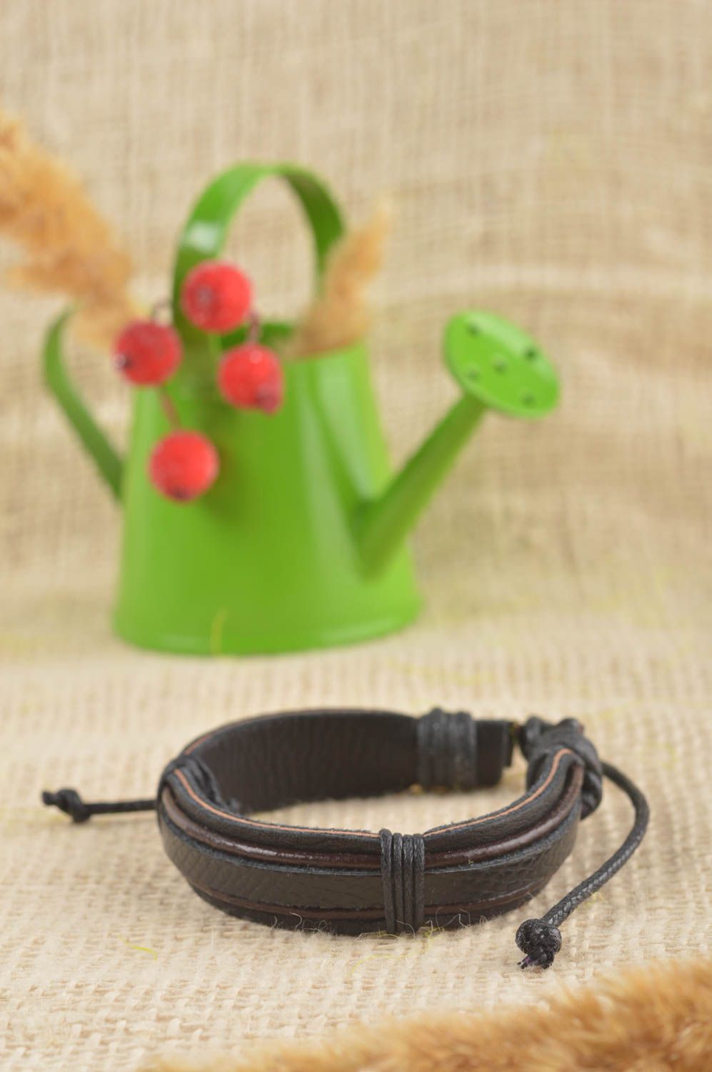 Bracelet cuir Bijoux fait main foncé avec lacets Accessoires cuir design photo 1