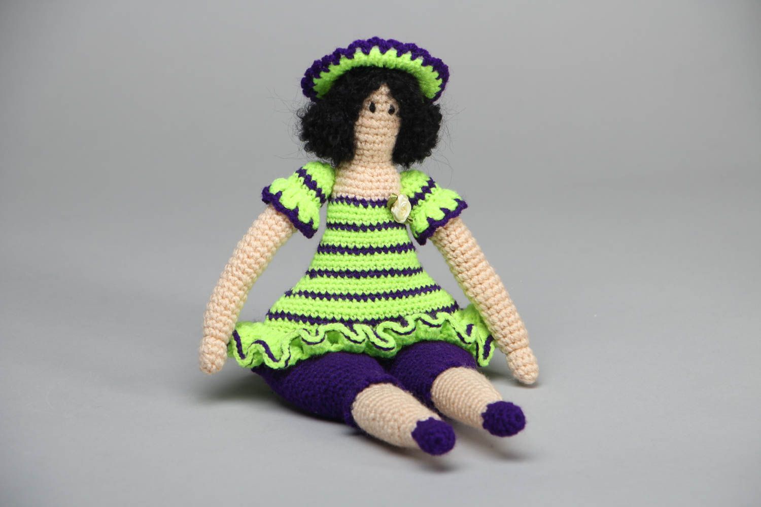 Мягкая вязаная кукла Дамочка в шляпе фото 1