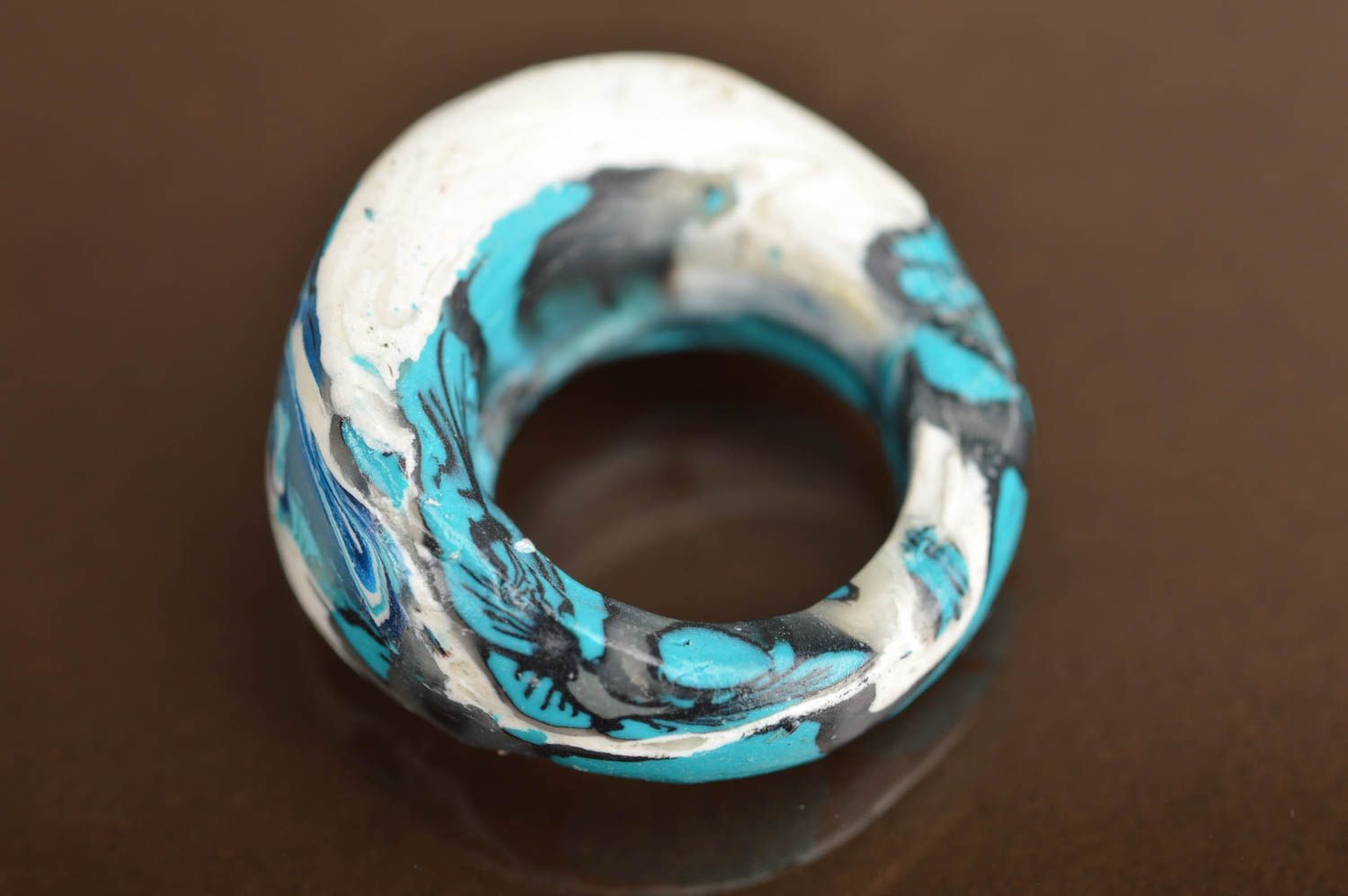 Massiver origineller handgemachter Ring aus Polymerton in Weiß und Blau für Dame foto 5