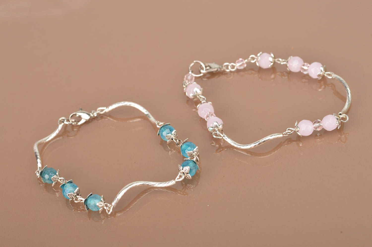 Bracelets originaux Bijoux faits main 2 pièces rose et bleu Cadeau pour femme photo 2