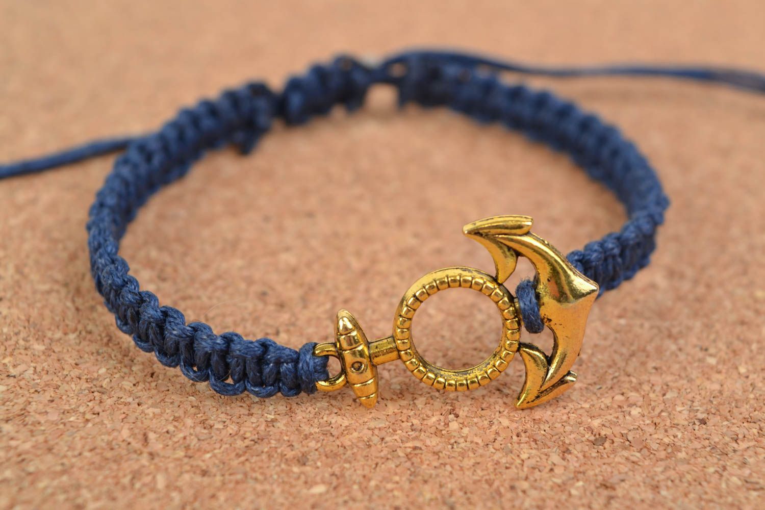 Bracelet bleu en lacet de coton fait main avec ancre dorée style marin photo 1