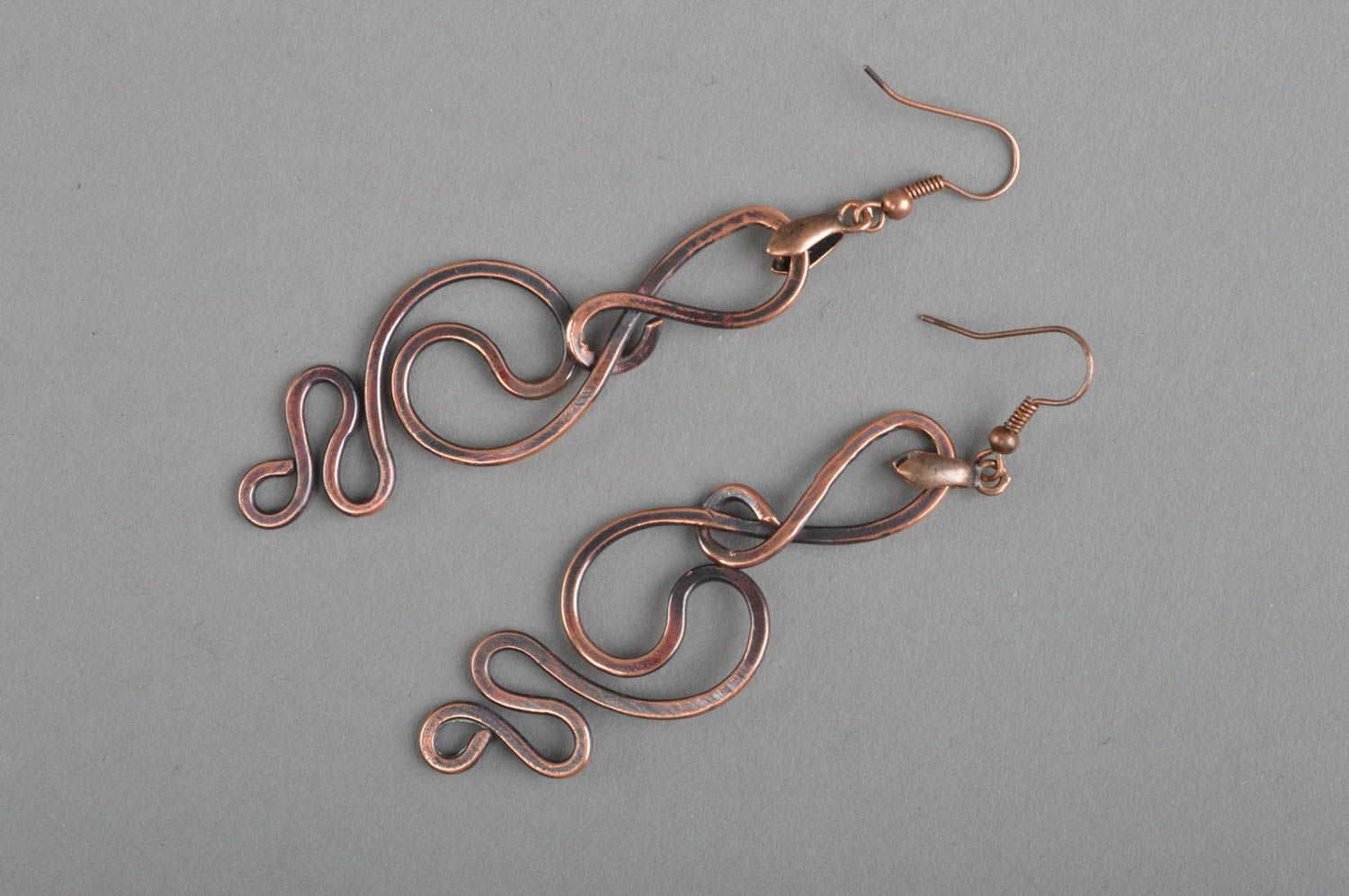 Longues boucles d'oreilles torsadées en cuivre faites main originales stylées photo 2