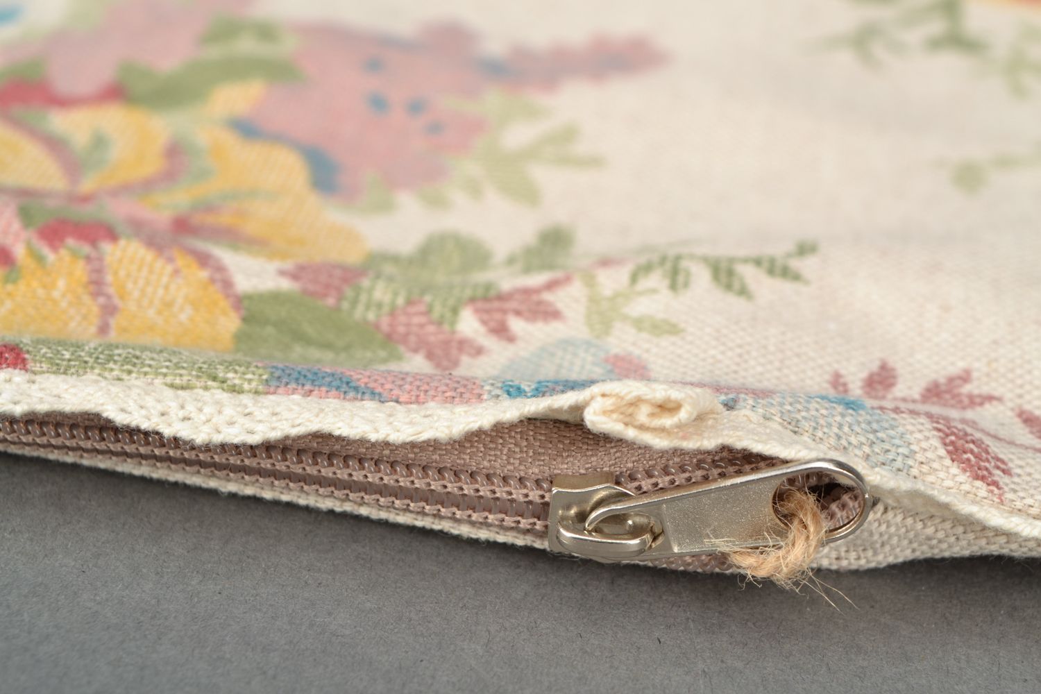 Petite taie d'oreiller motif fleurs avec fermeture à glissière faite main photo 4