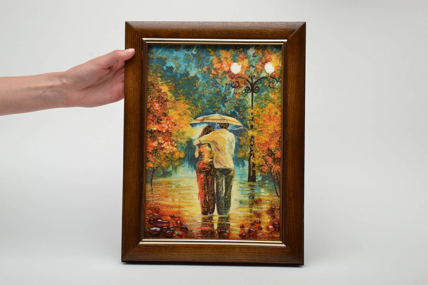 Картина из янтаря в деревянной раме Влюбленная пара фото 5