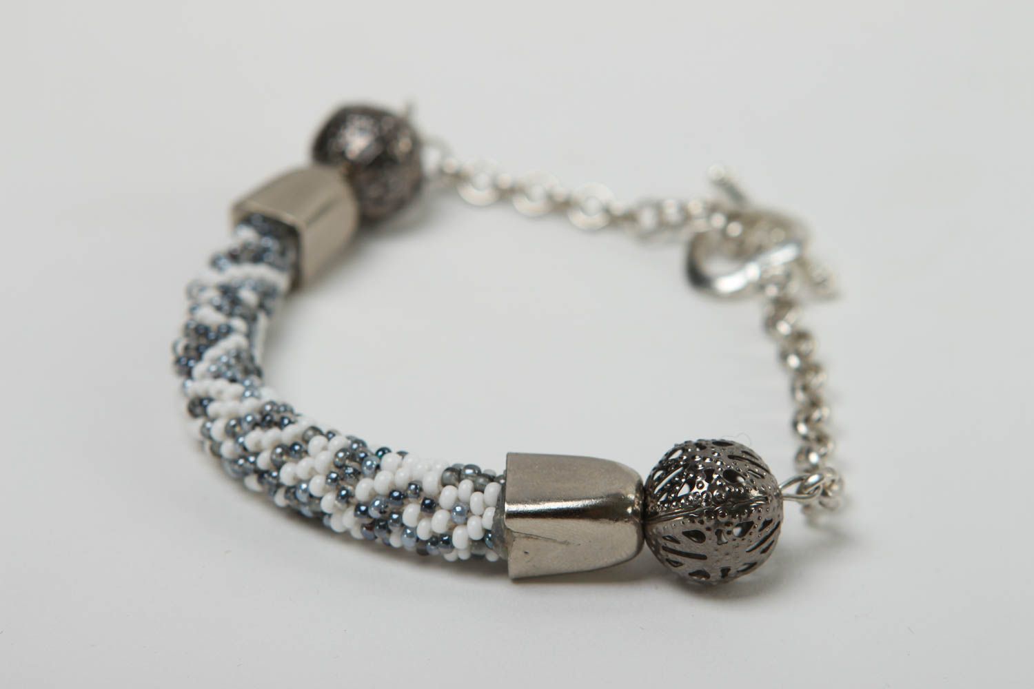 Bracelet perles de rocaille Bijou fait main gris avec chaîne Accessoire femme photo 3