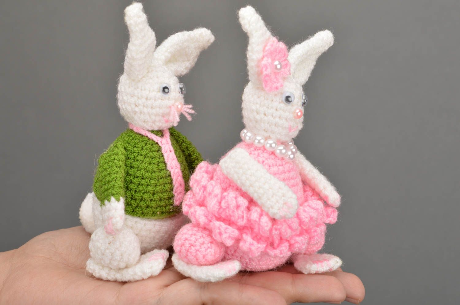 Набор вязаных игрушек кроликов для декора дома с сюрпризами ручной работы 2 шт фото 3