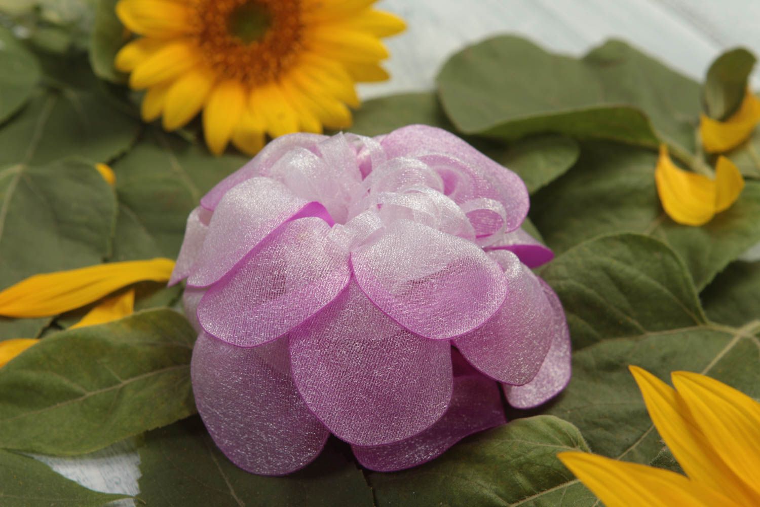 Небольшая резинка с цветком из органзы детская фиолетовая объемная ручной работы фото 1