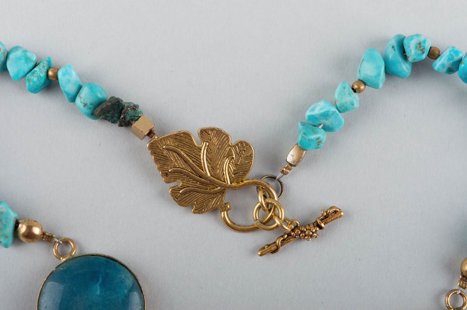 Long collier en turquoise et perles bleu fait main original pour femme photo 3