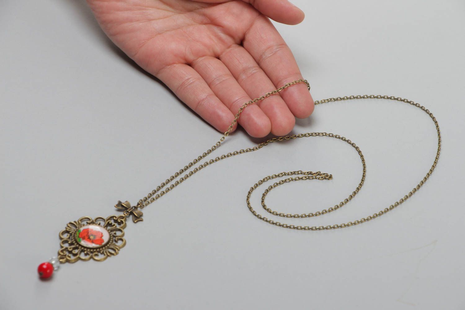 Petit pendentif en résine et métal avec fleur fait main pour femme Pavot photo 5