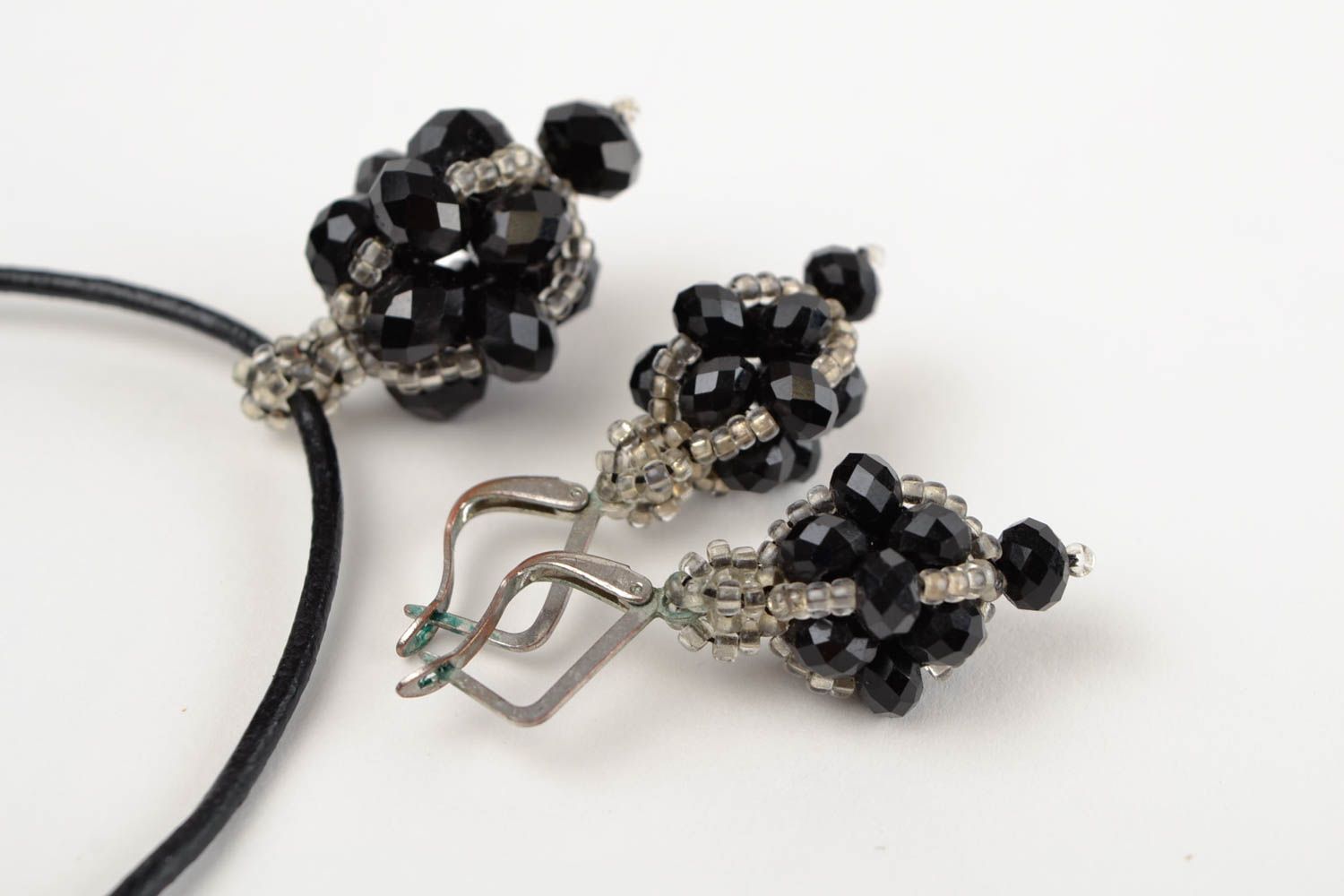 Handmade Schmuck aus Rocailles Damen Ohrringe Frauen Accessoire schwarz exklusiv foto 4