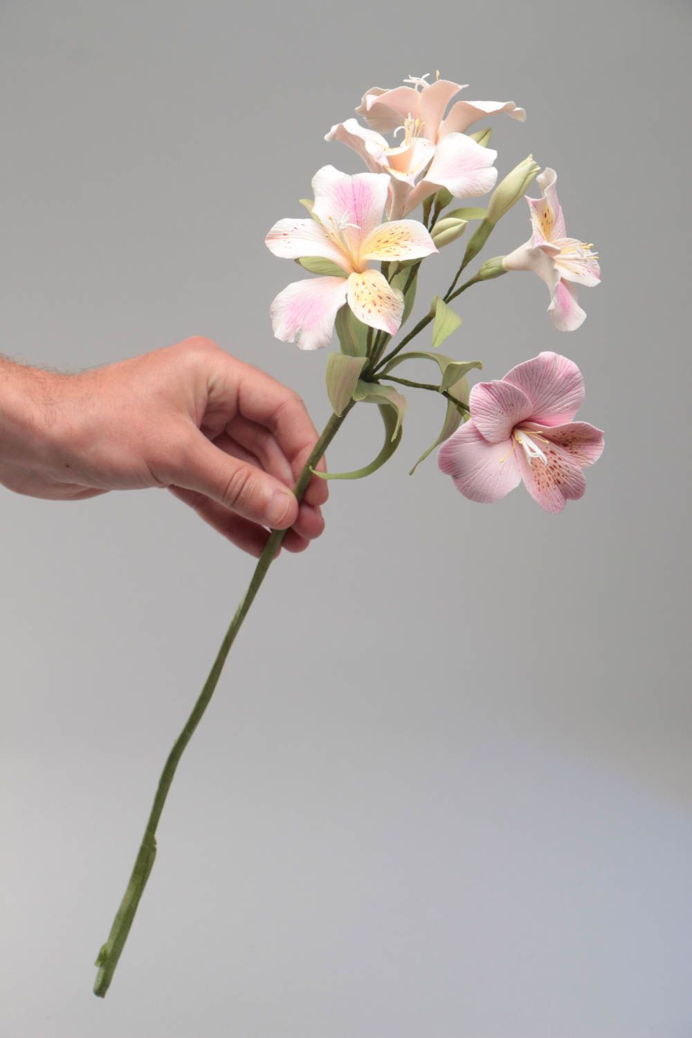 Красивые цветы альстремерии из полимерной глины ручной работы оригинальные розовые фото 5