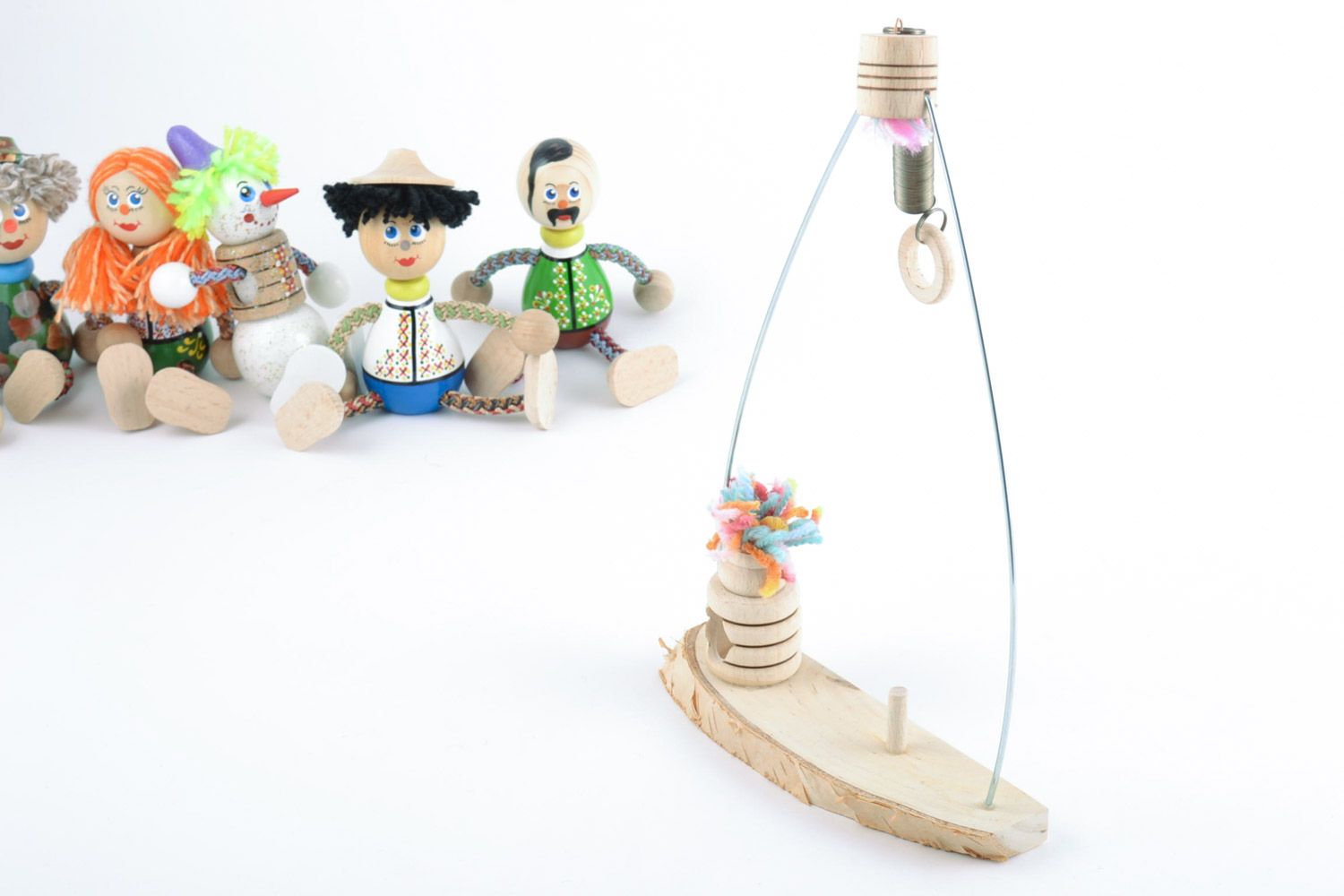 Деревянная игрушка качели ручной работы на пружине авторская красивая детская фото 1