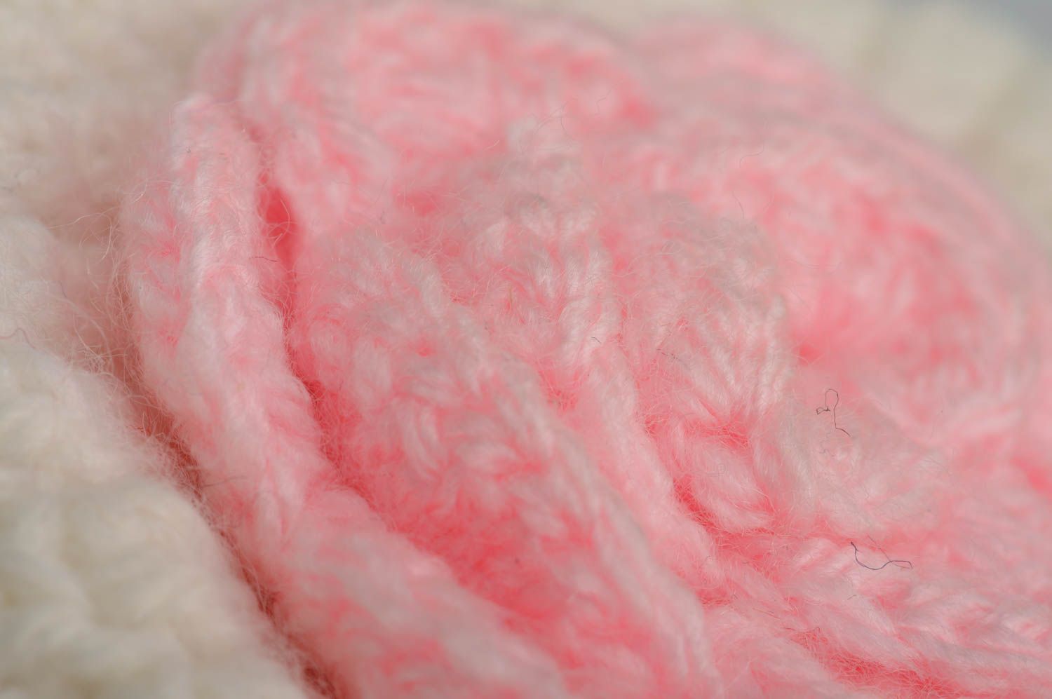 Bonnet tricoté pour bébé fait main blanc avec rose en fils de laine et coton photo 4