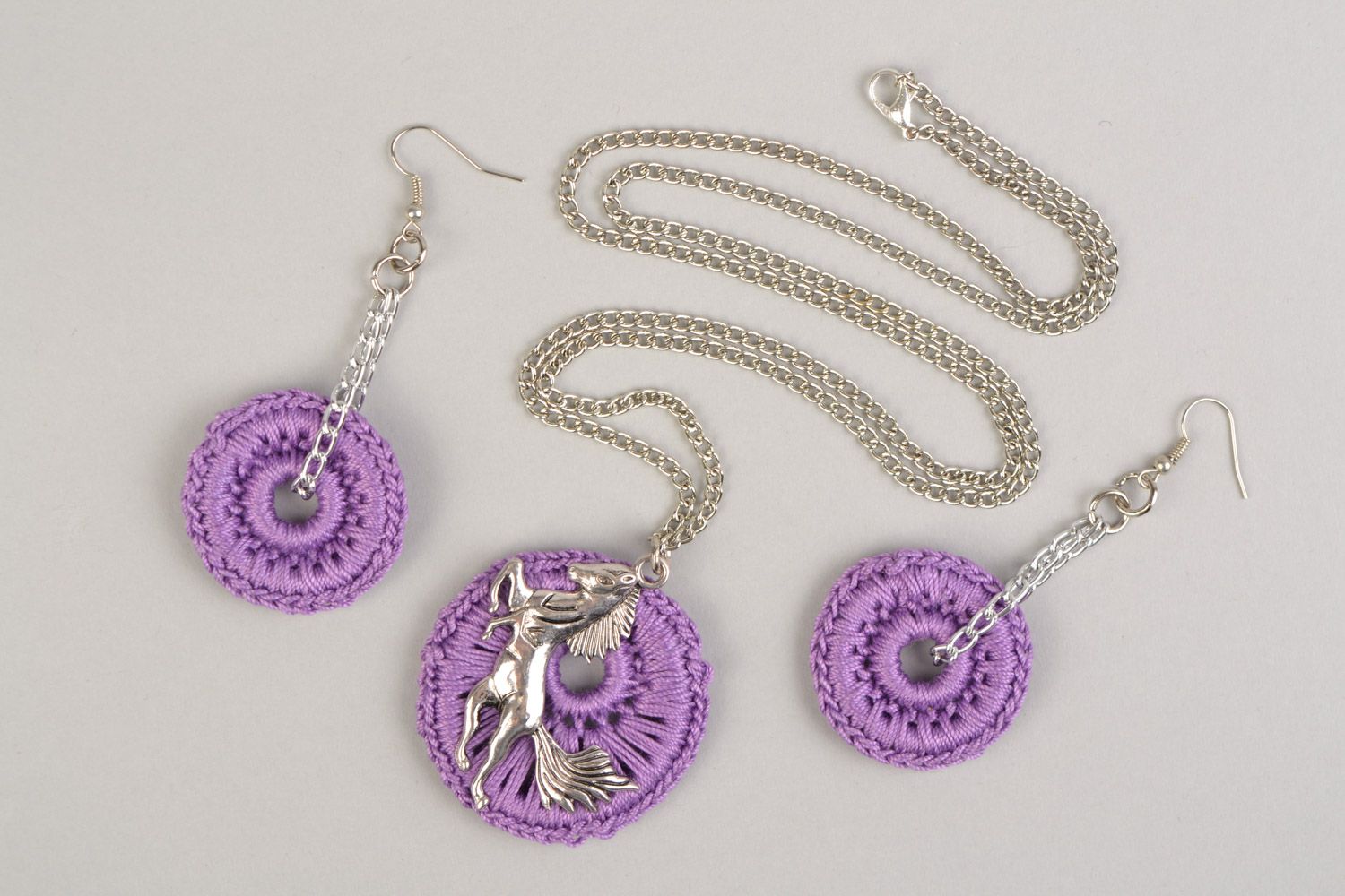 Set of handmade jewelery made of threads woven manually earrings and pendant of purple color photo 2