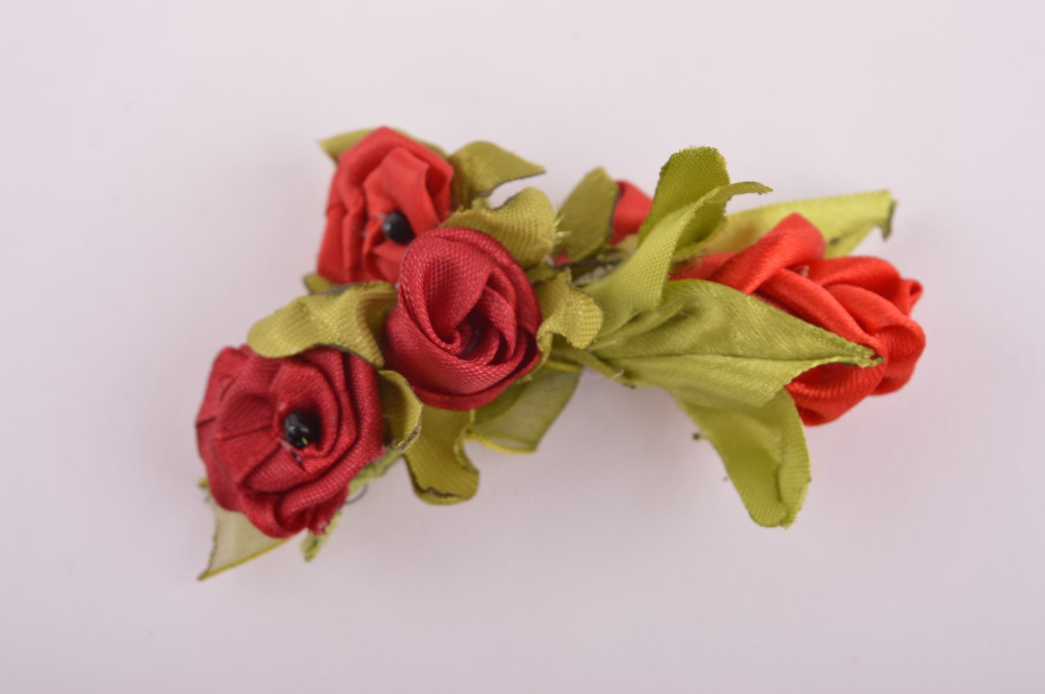 Broche fleurs rouges Bijou fait main en tissu de satin Cadeau femme original photo 2