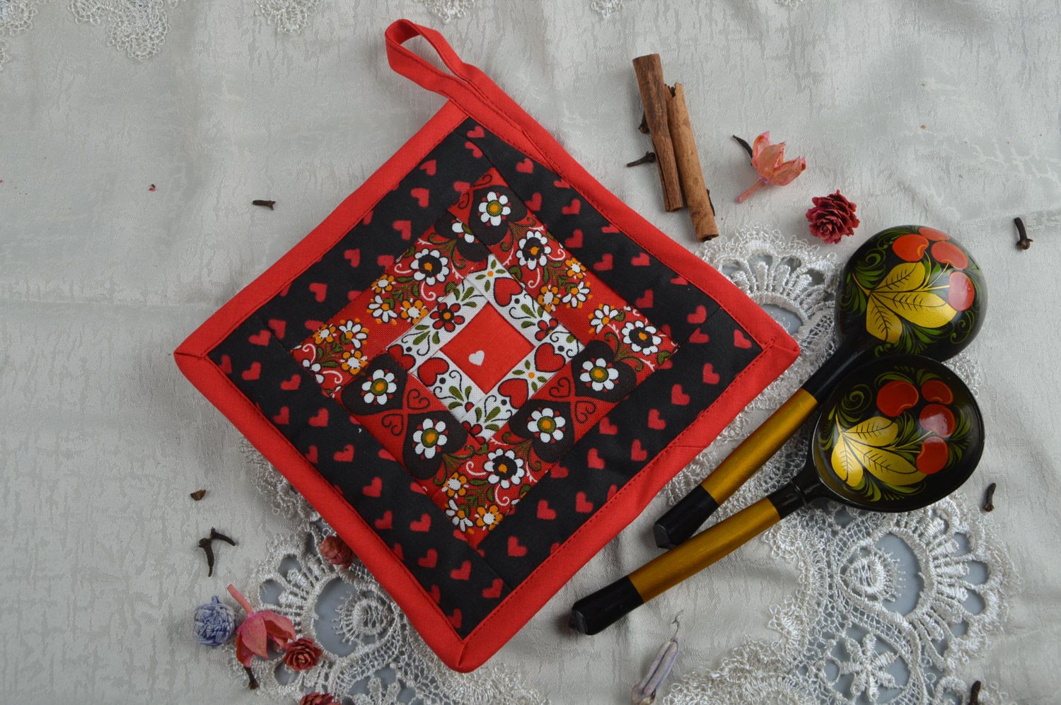 Schöner roter quadratischer handmade Topflappen aus Baumwolle mit Mustern  foto 4
