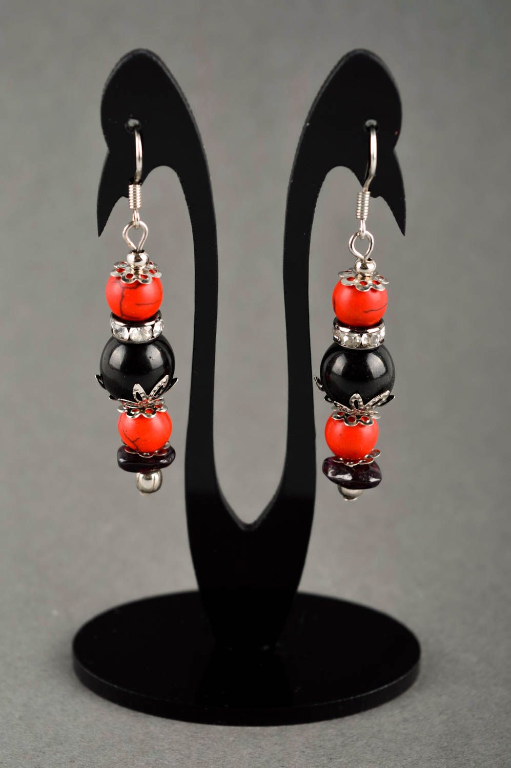 Boucles d'oreilles pendantes Bijou fait main en pierres noir-rouge Cadeau femme photo 1