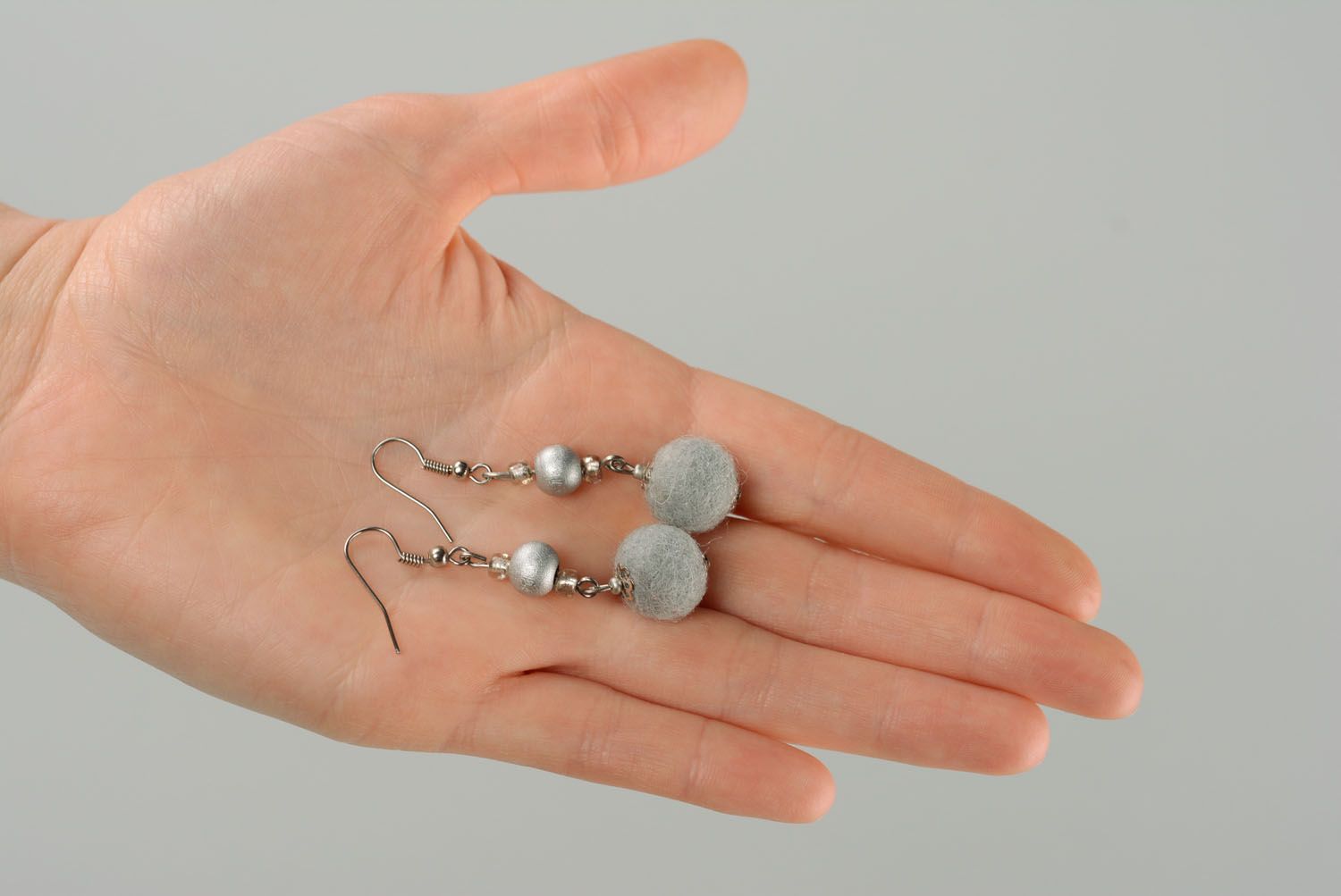 Boucles d'oreilles en perles de feutre grises  photo 5