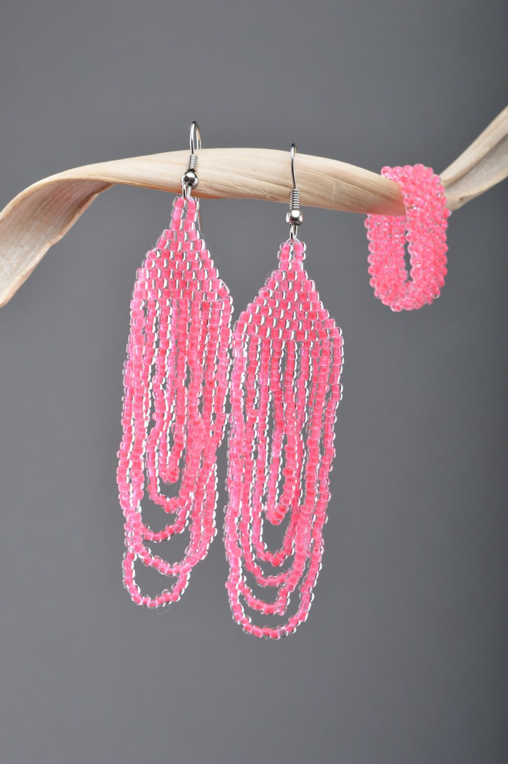 Набор украшений кольцо и серьги из чешского бисера ручной работы розовые плетеные фото 1