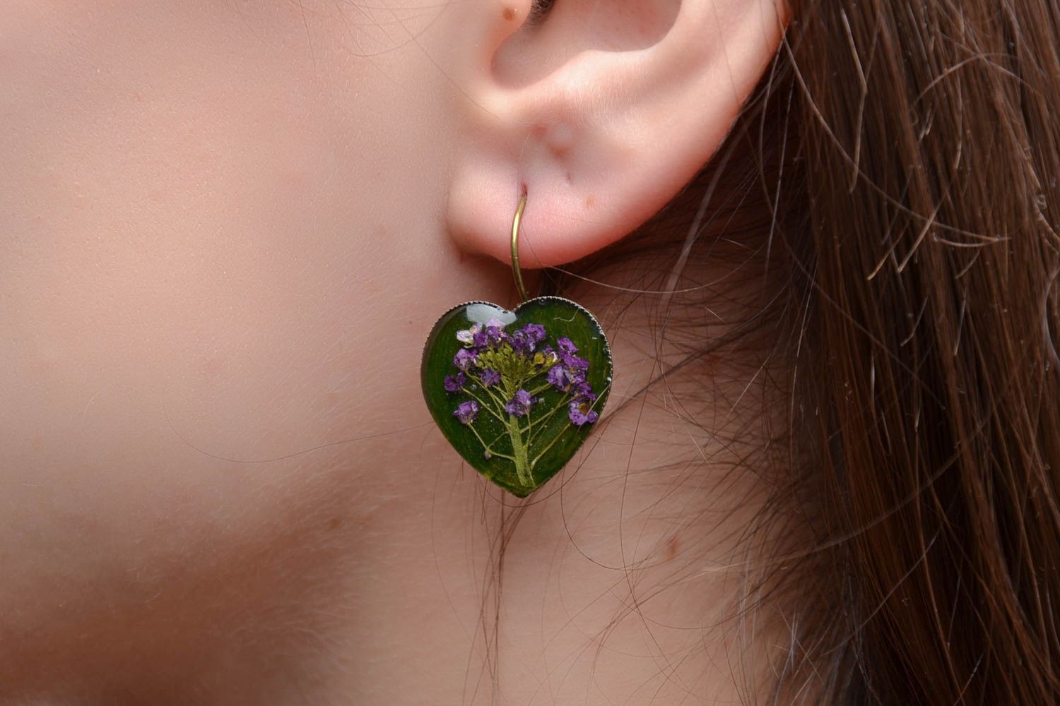 Boucles d'oreilles cœurs avec fleurs naturelles faites main photo 2