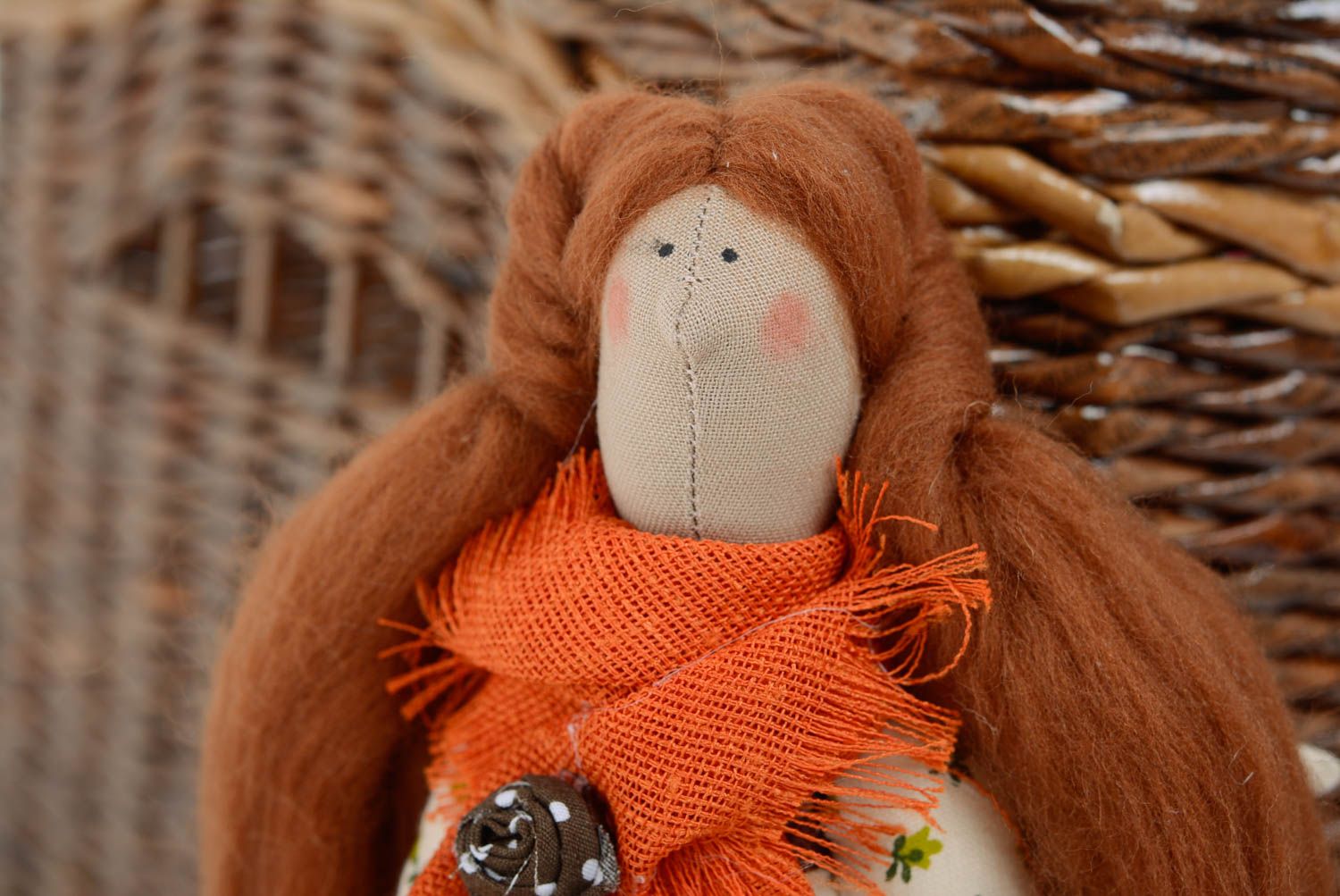 Künstlerische Puppe aus Textil für Kinder und Interieur schön handmade grell foto 2
