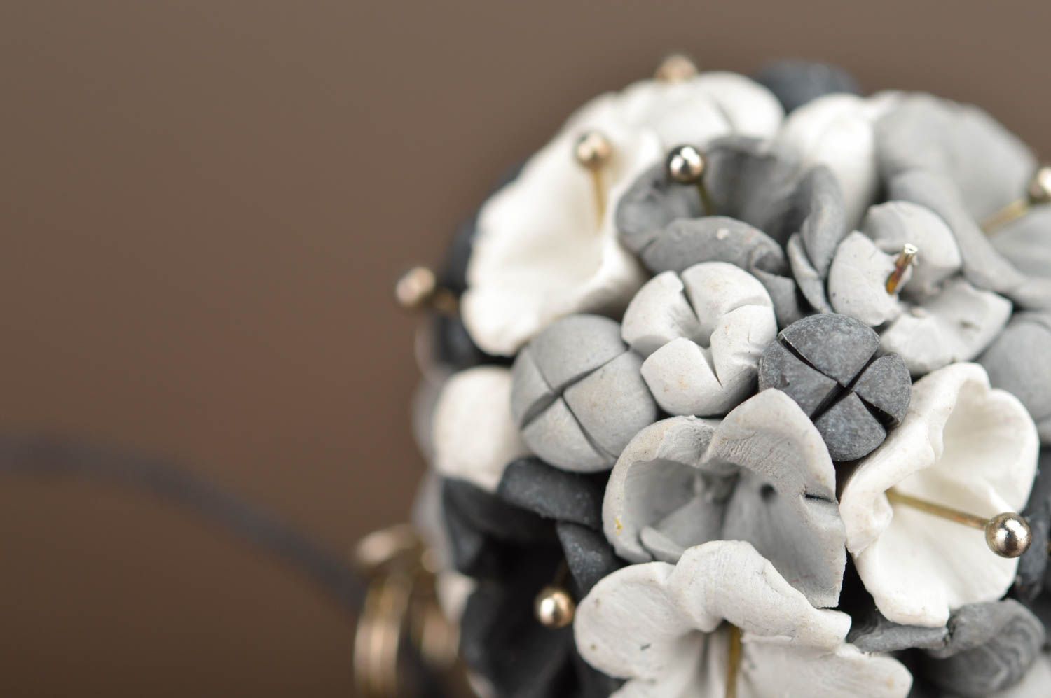 Кулон из полимерной глины ручной работы в виде серых цветочков на шнурке фото 4