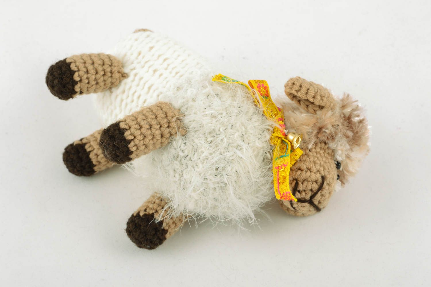 Doudou tricoté au crochet fait main original blanc beige Brebis duveteuse photo 2
