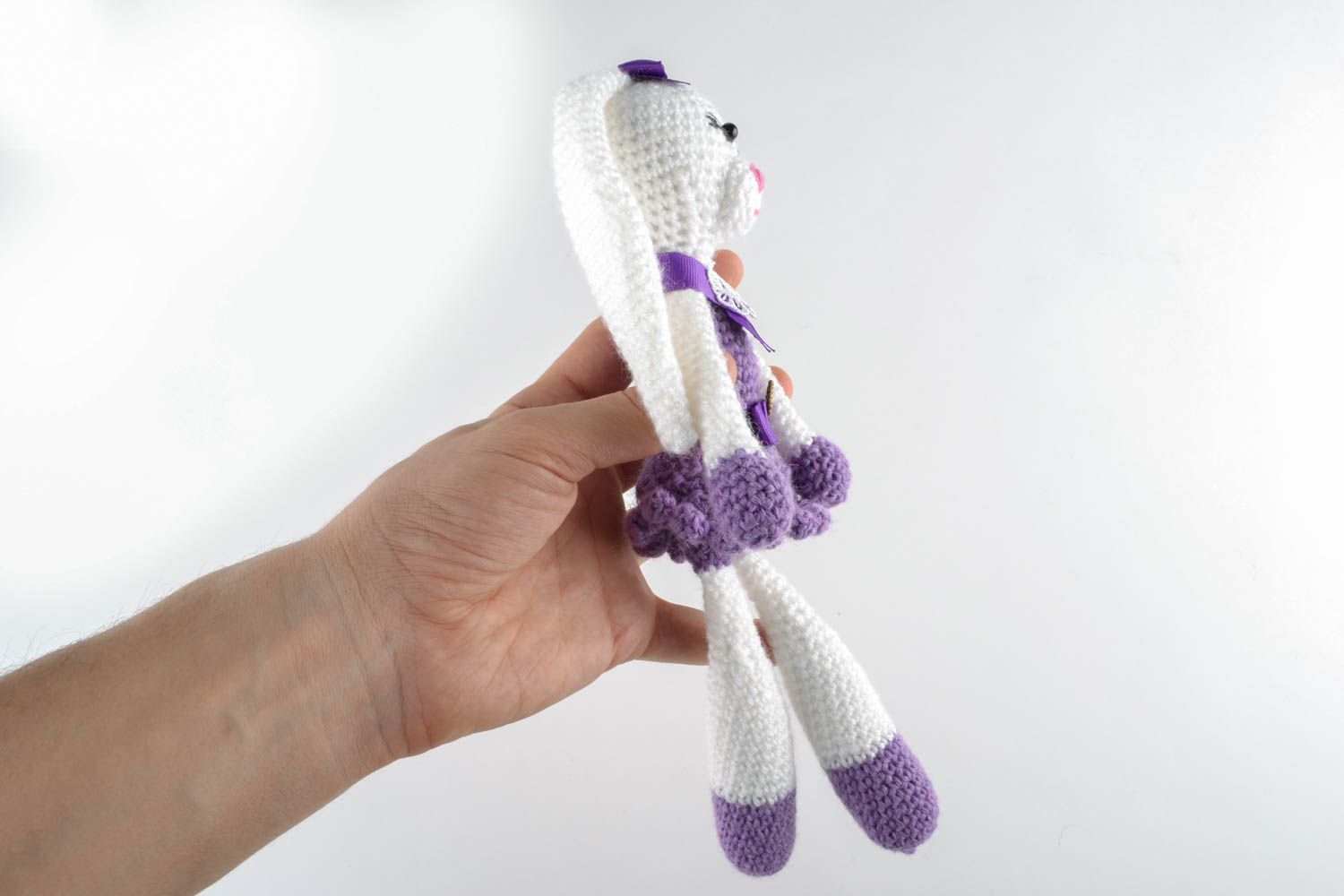 Мягкая вязаная игрушка Зайчиха в фиолетовом сарафане фото 5