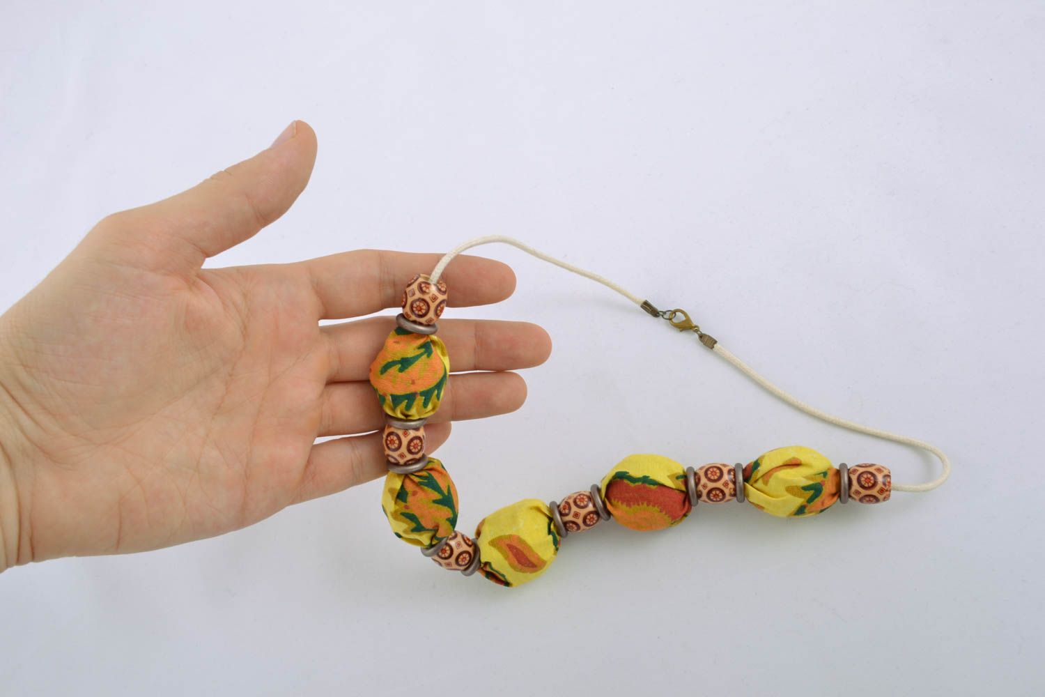 Collier artisanal en perles de bois et noix recouvertes de tissu  photo 4