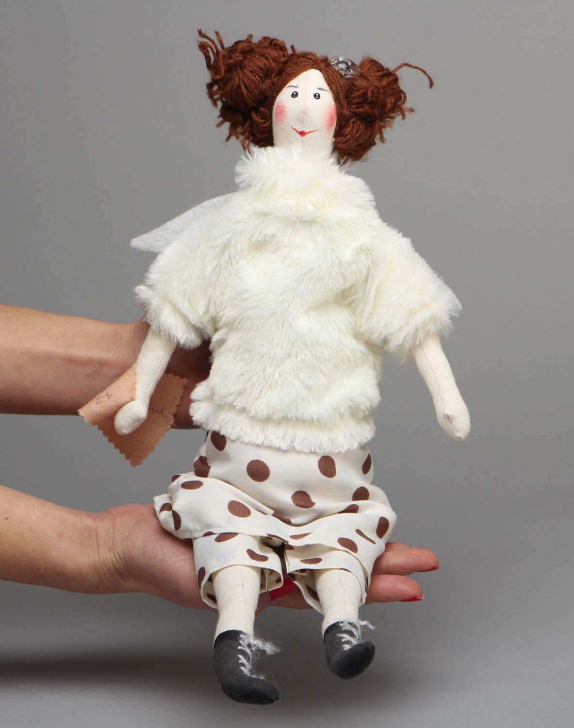 Handgemachte Puppe mit braunen Haaren foto 4