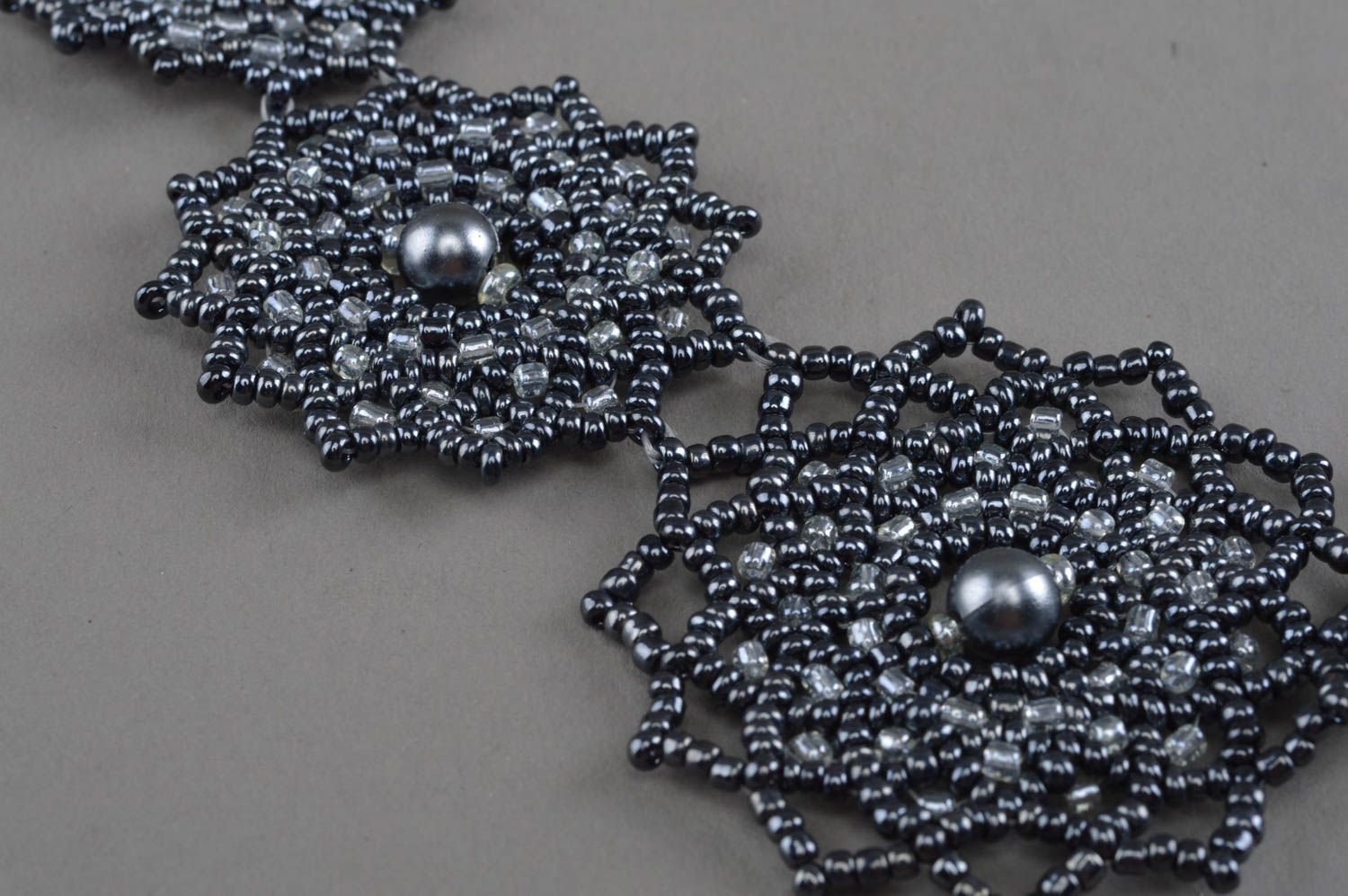 Künstlerisches handgemachtes Collier aus Glasperlen schön mit Steinen ergänzt foto 5