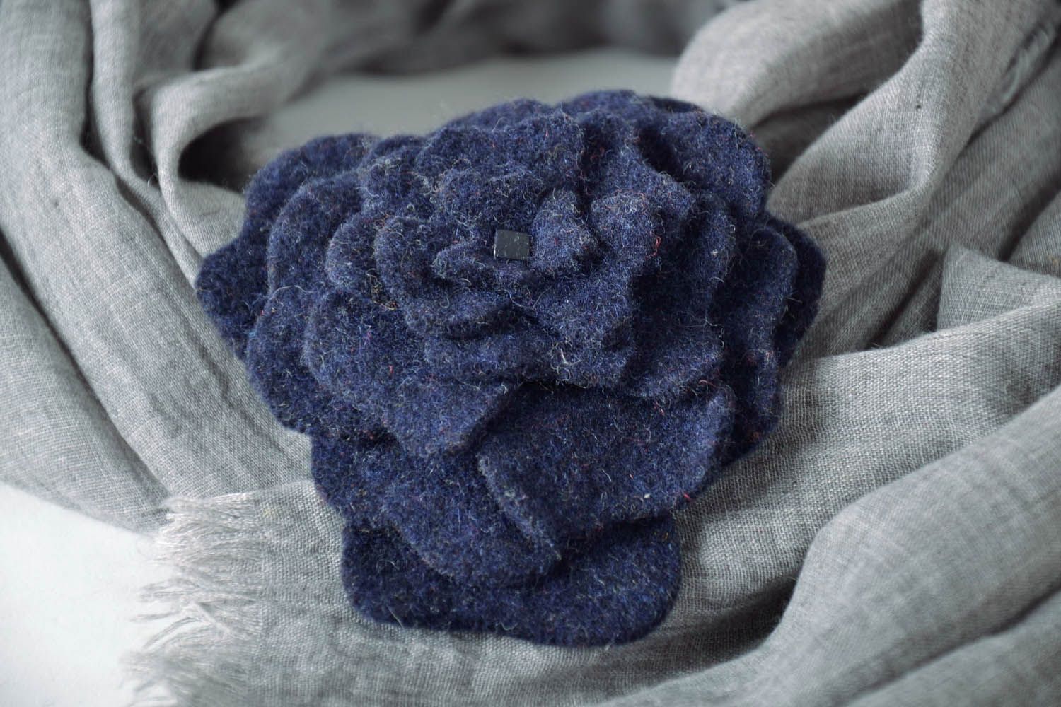 Dunkelblaue Brosche Blume aus Wolle foto 1