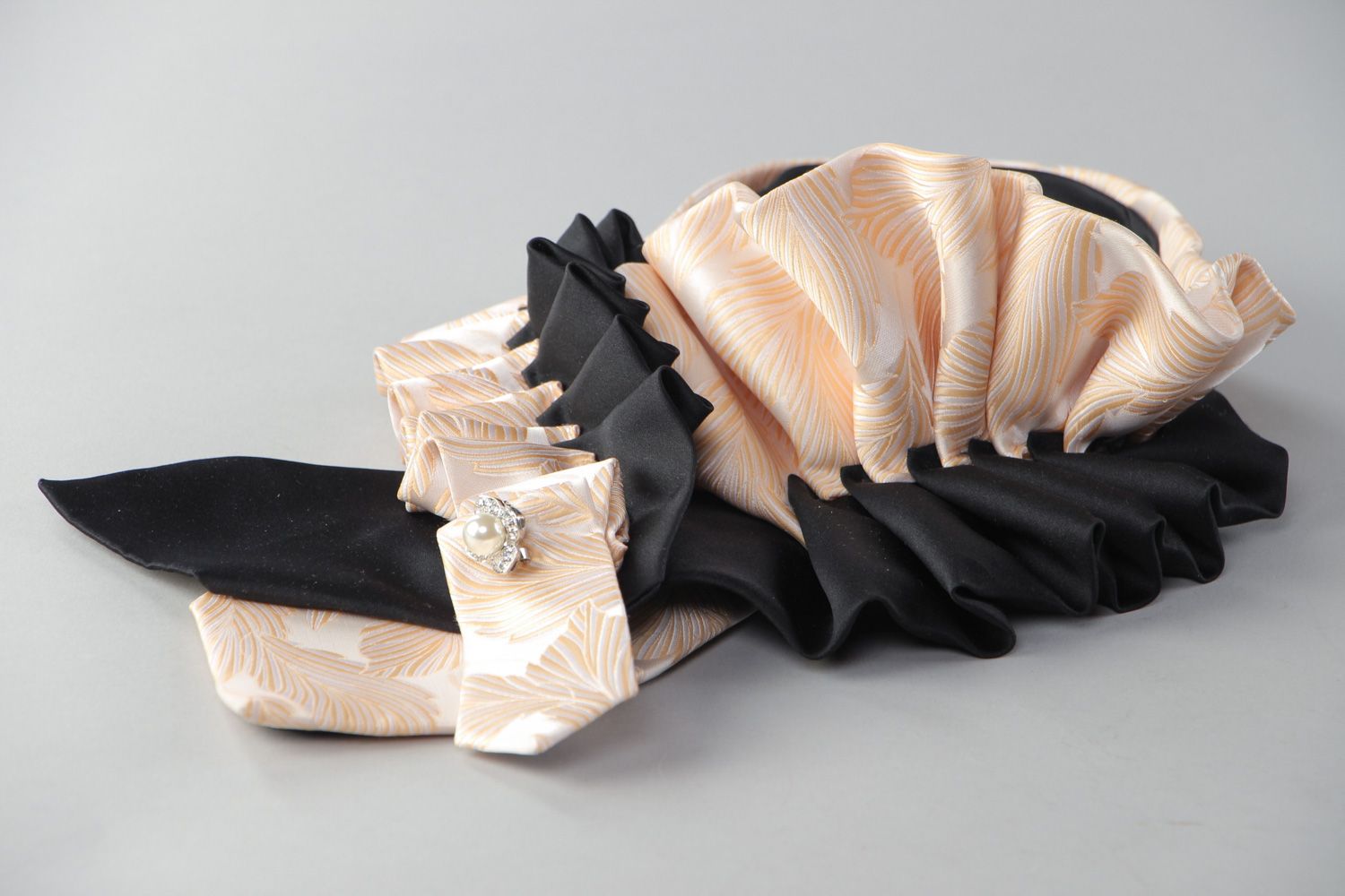 Handmade Collier aus Stoff kontrastiv aus männlichen Krawatten in Form vom Kragen foto 3