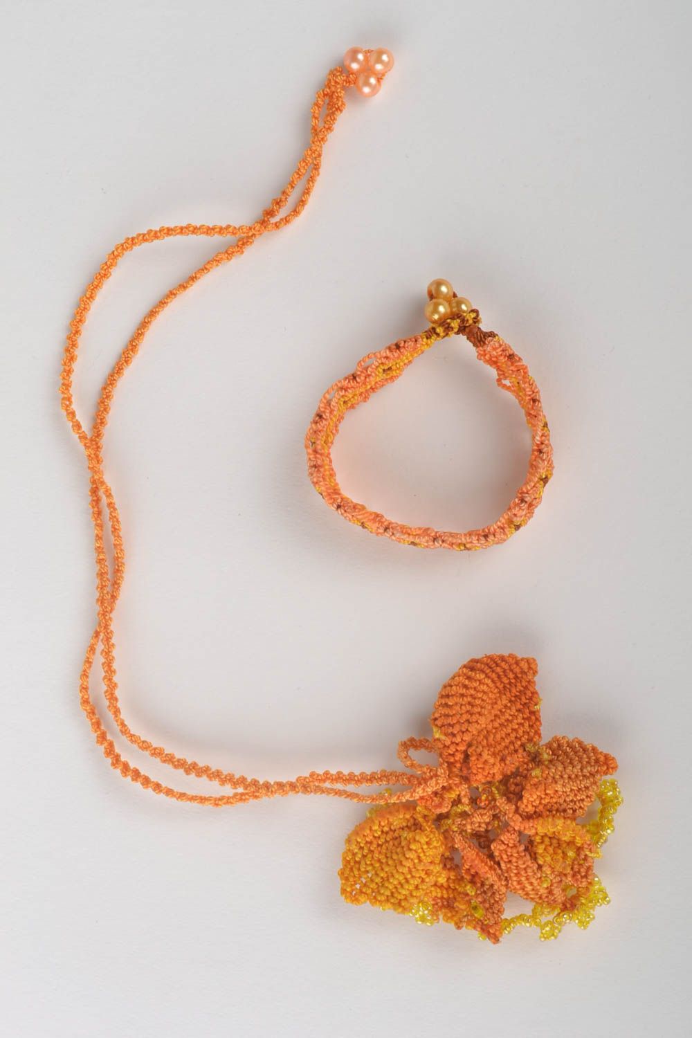 Pendentif macramé Bracelet textile Bijou fait main en fils orange de créateur photo 2
