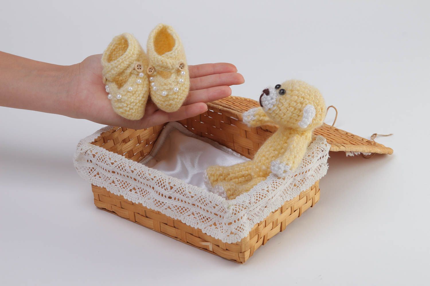 Jouet tricoté Chaussons bébé fait main jaunes avec panier en osier Cadeau enfant photo 5