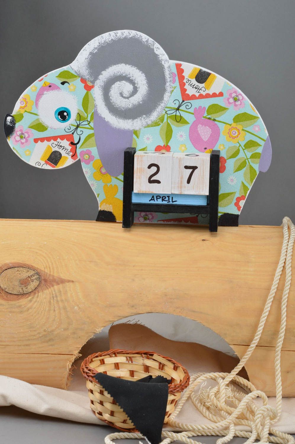Calendrier perpétuel en bois fait main peint avec cubes pour enfant Mouton photo 1