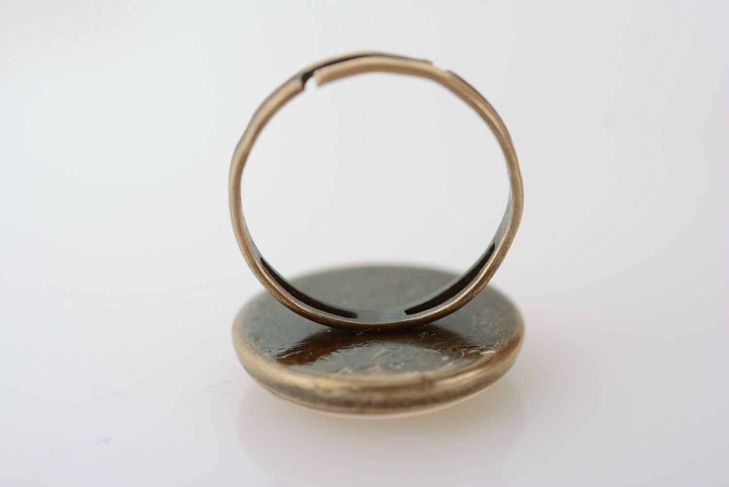 Светлое кольцо с лепестком в эпоксидной смоле с регулируемым размером ручной работы фото 5