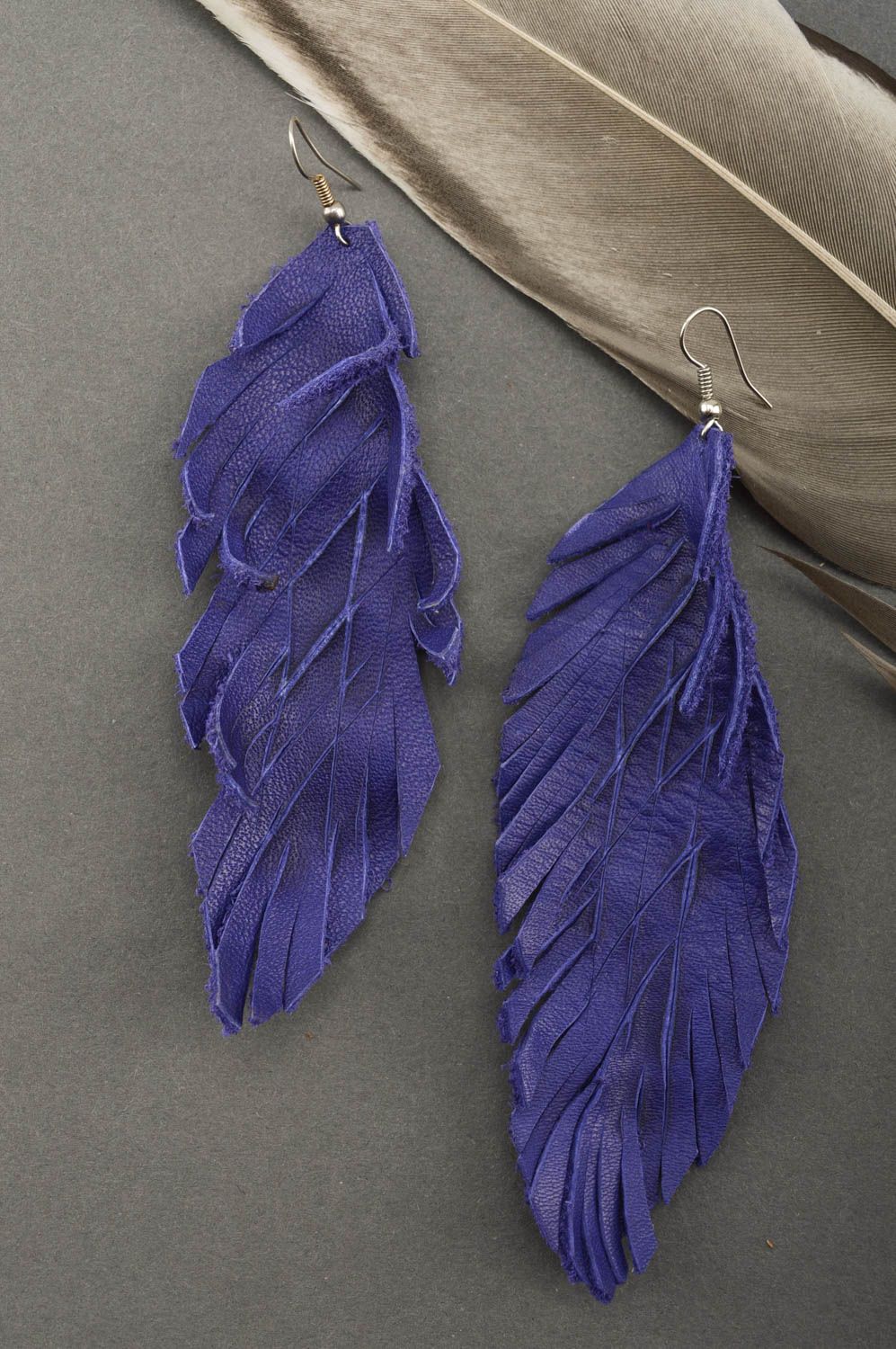 Boucles d'oreilles pendantes Bijou fait main en cuir violet Cadeau femme photo 1