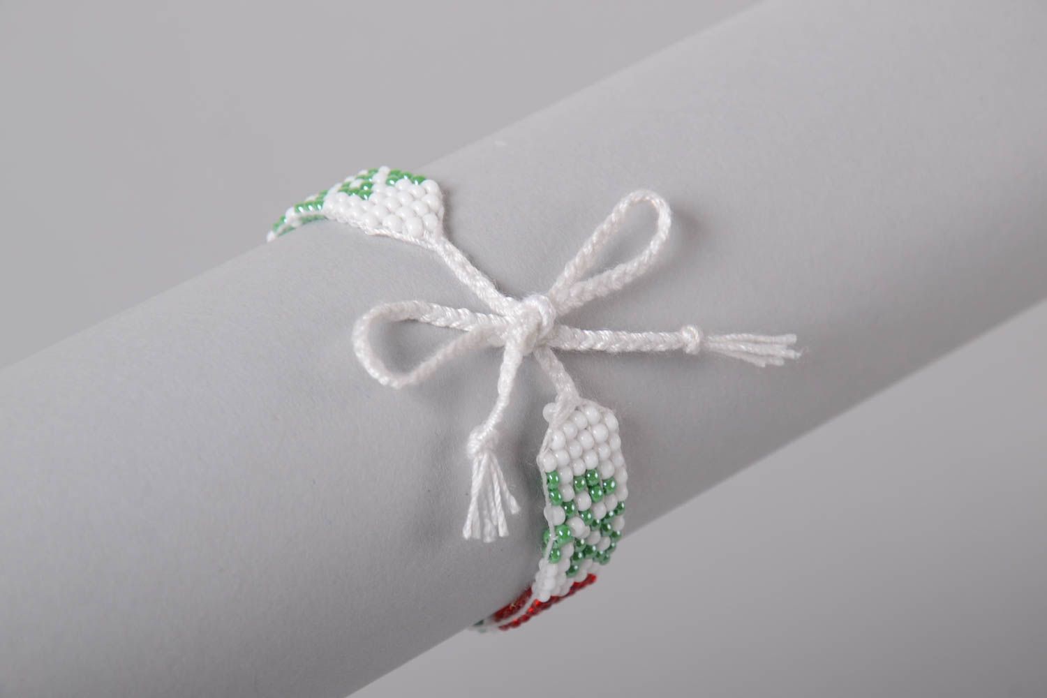 Stilvolles Damen Designer geflochtenes Armband aus Glasperlen weiß rot grün foto 2