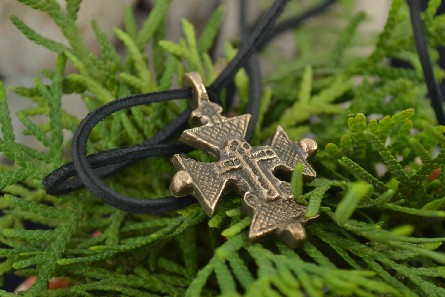 Cruz de bronce para el cuello artesanal original con cordón negro sin crucifijo foto 1