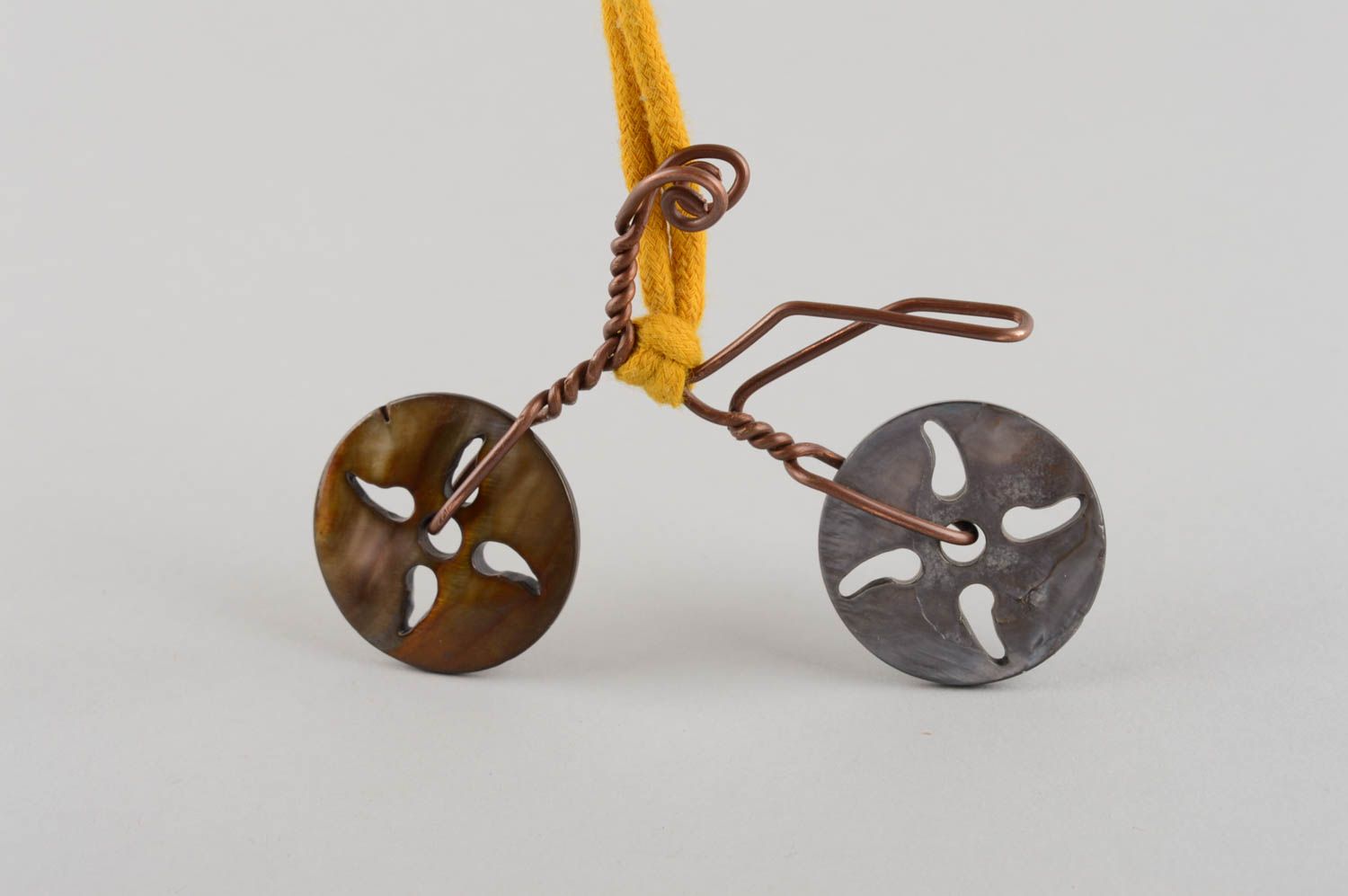 Оригинальная подвеска из меди и натурального камня в виде велосипеда на шнурке фото 5